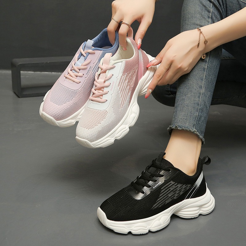 Knit Fabric Lace Up Sneakers - 最新トレンドのグラデーションカラーが施された、女性用スニーカー。編み込みデザインで通気性が良く、カジュアルなローファータイプ。履き心地の良いローカットシューズ。