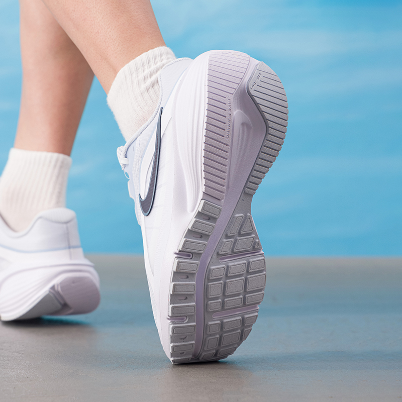 ナイキ メンズシューズ オリジナル 軽量 ロードランニングシ - Lightweight Road Running Shoes のレビューと価格